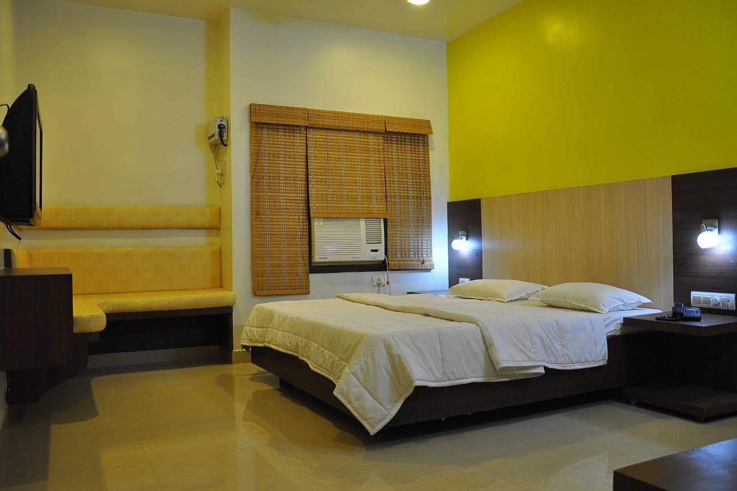 Sivamurugan Hotel Kumbakonam Esterno foto